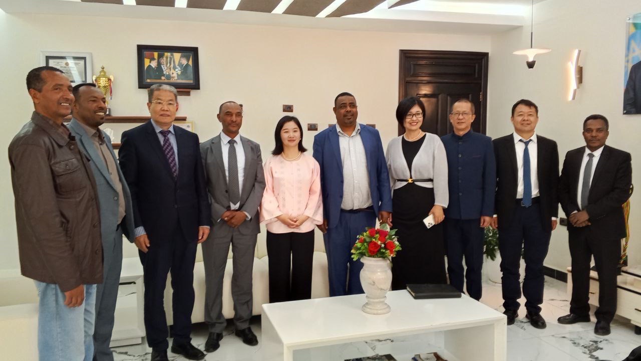 ክቡር ዋና ዳይሬክተሩ የኢትዮ ቻይና ወዳጅነት ትብብር ኮሚቴ በፅ/ቤታቸው ተቀብለው አነጋገሩ።